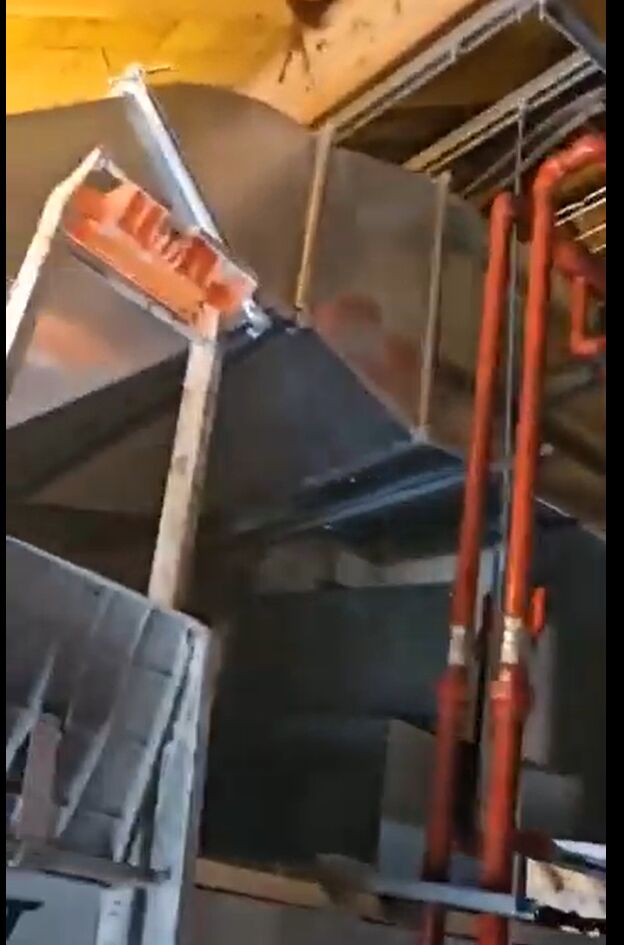 Local technique : gaine de ventilation et tuyauteries rouges